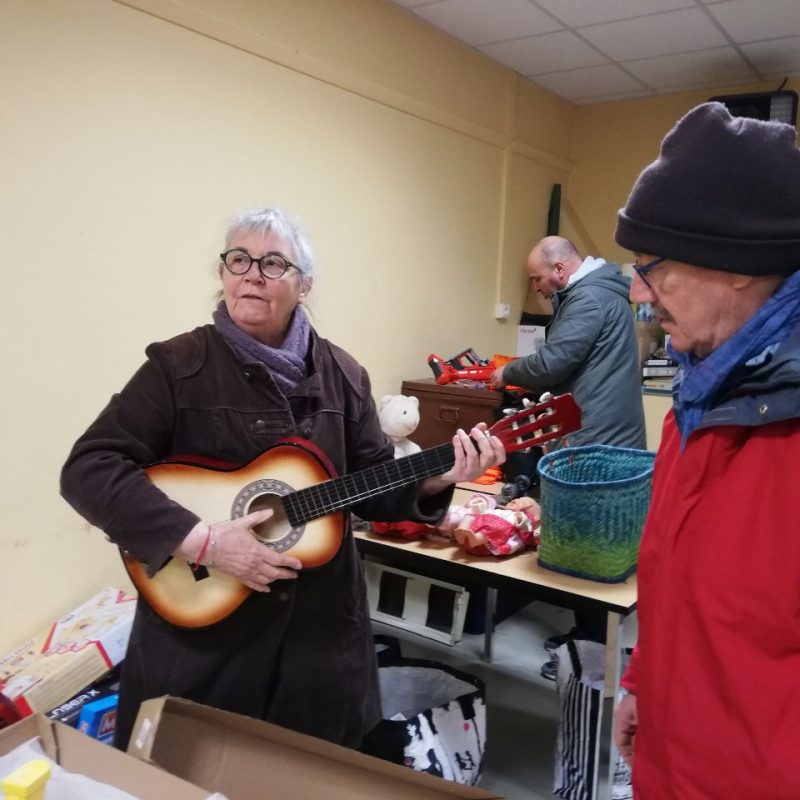 groupe d'adulte faisant de l'emballage